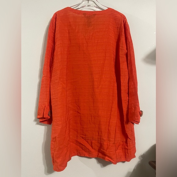 Ali Miles Vibrant Orange Mother of Pearl Artsy Button Front Tunic - Picture 6 of 6
